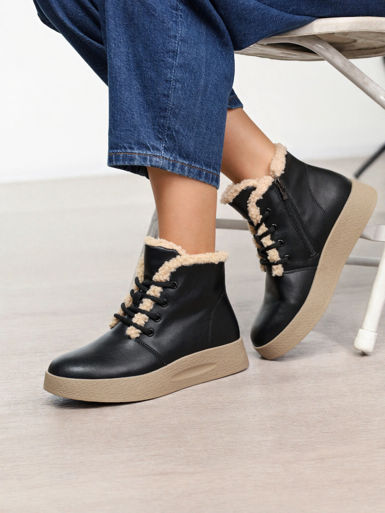 Ботинки черного цвета на контрастной платформе с меховой отделкой